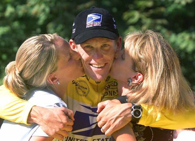 „Scanpix“ nuotr./Lance'as Armstrongas su buvusia žmona Kristin (kairėje) ir mama.