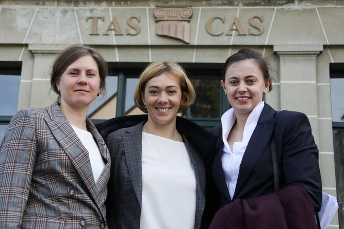 „Scanpix“ nuotr./Olga Zaiceva (viduryje) siekia išteisinimo Sporto Arbitražo teisme.