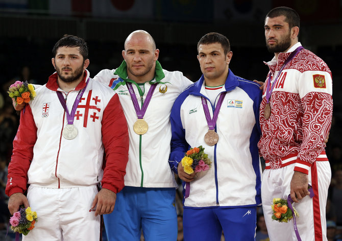 „Scanpix“ nuotr./Arturas Tajmazovas (antras iš kairės) neteks aukso medalio, o du aukso apdovanojimus gaus Biljalas Mahovas (dešinėje) ir Komeilas Ghasemas (antras iš dešinės).