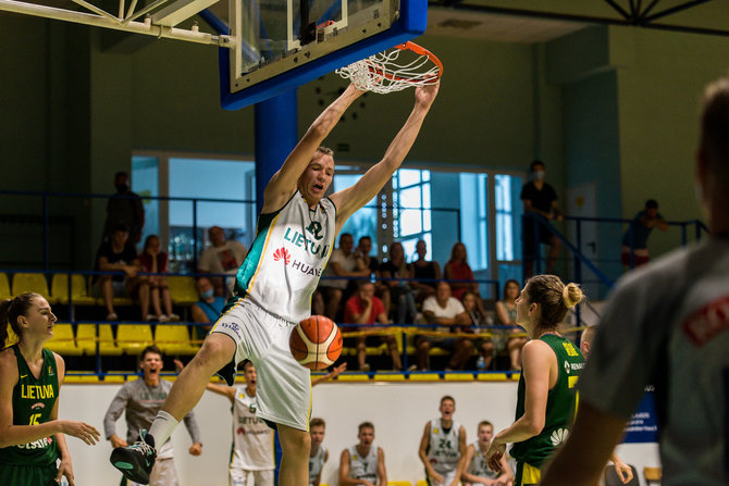 Lino Žemgulio nuotr./Lietuvos moterų rinktinė ir Lietuvos jaunimo vaikinų (U16) rungtynių akimirka.