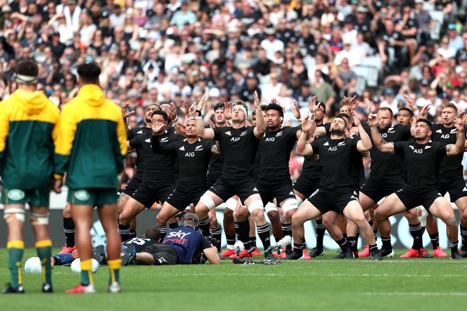 AFP/„Scanpix“ nuotr./Oklande per Naujosios Zelandijos ir Australijos regbio rungtynes į „Eden Park“ stadioną susirinko 46 tūkst. sirgalių.