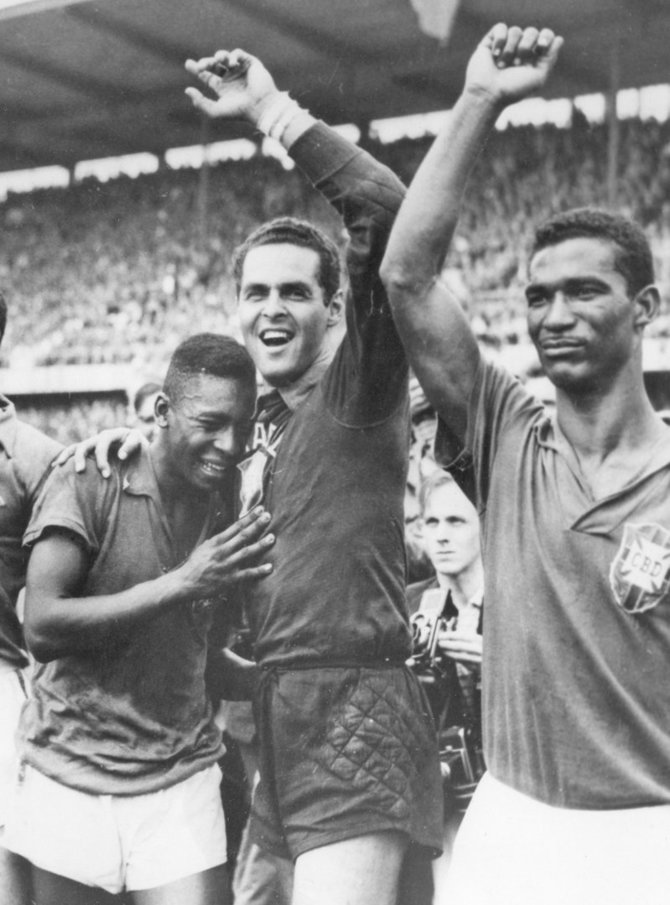 „Scanpix“ nuotr./Pele (kairėje) švenčia Brazilijos futbolo rinktinės pirmąjį pasaulio čempionų titulą 1958 m. Stokholme.