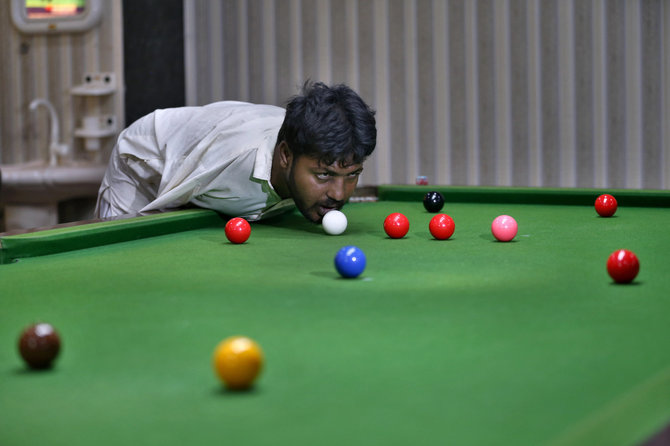 „Scanpix“/AP nuotr./Mohammadas Ikramas nuo gimimo neturi rankų, bet išmoko žaisti snukerį.