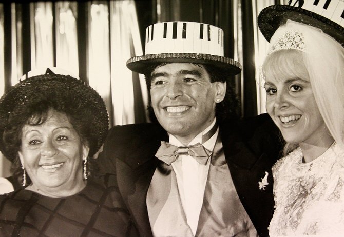 „Scanpix“ nuotr./Diego Maradona su mama ir žmona.
