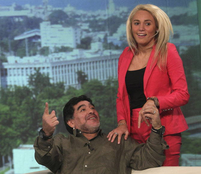 „Scanpix“ nuotr./Diego Maradona ir Rocio Oliva per televizijos laidą Kuboje.