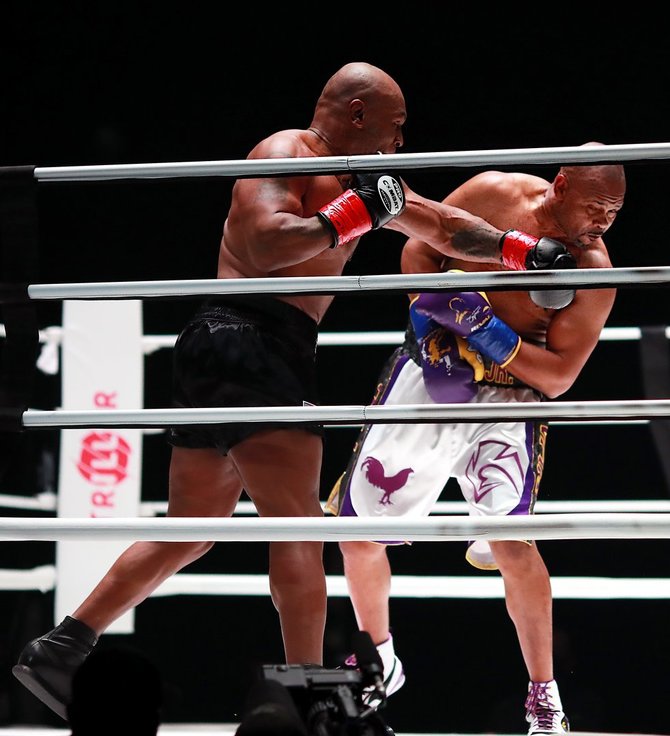 „Scanpix“ nuotr./Mike'as Tysonas ir Roy Jonesas Jr. susigrūmė Los Anželo „Staples Center“ arenoje.