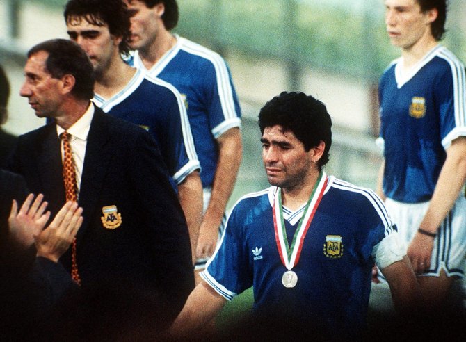 „Scanpix“ nuotr./Carlosas Bilardo ir Diego Maradona 1990 metais po pralaimėto finalo.