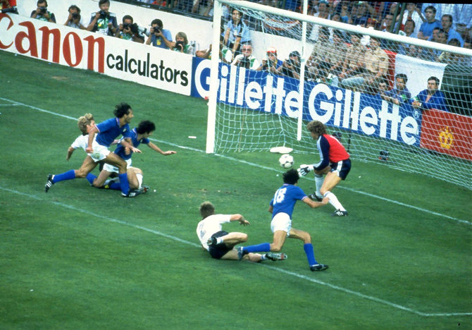 „Scanpix“ nuotr./Paolo Rossi įvartis į Vakarų Vokietijos vartus 1982 m. pasaulio čempionato finale.