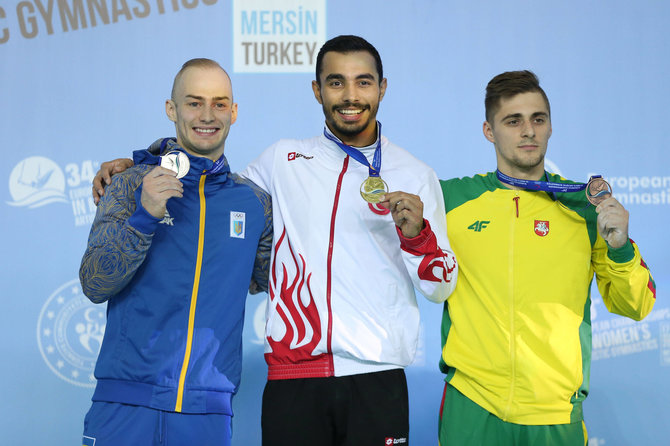 „Scanpix“ nuotr./Robertas Tvorogalas (dešinėje) Europos čempionate iškovojo bronzą ant lygiagrečių.