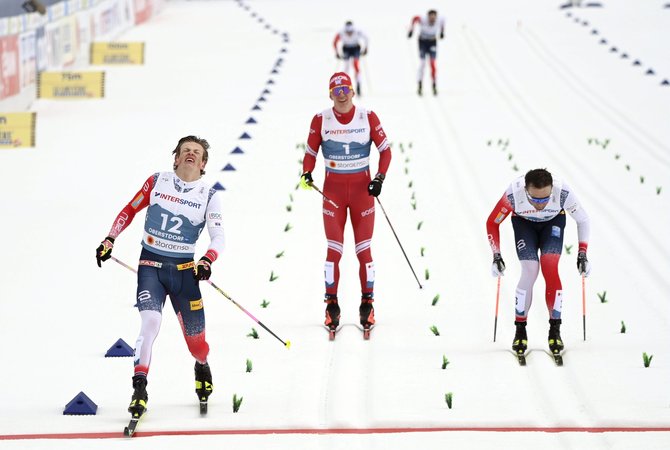 „Scanpix“ nuotr./Incidentas pasaulio slidinėjimo čempionate 50 km lenktynėse.