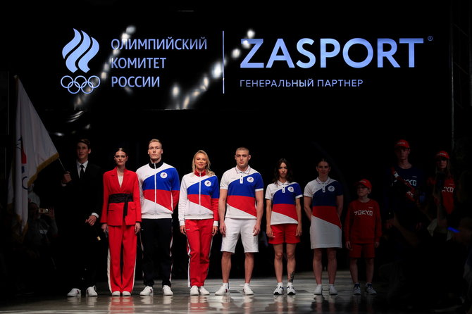 „Reuters“/„Scanpix“ nuotr./Maskvoje pristatyta Rusijos sportininkų olimpinė apranga Tokijo žaidynėms.