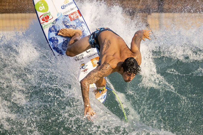 „Scanpix“ nuotr./Nauja sporto šaka Tokijuje: banglenčių sportas. Viena jų žvaigždžių – brazilas Gabrielis Medina.