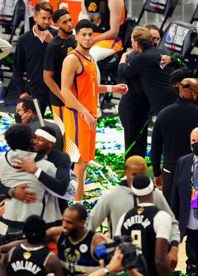 „Scanpix“ nuotr./„Milwaukee Bucks“ tapo NBA čempionais. "Suns" lyderis Devinas Bookeris šįkart prametė 7 tritaškius.