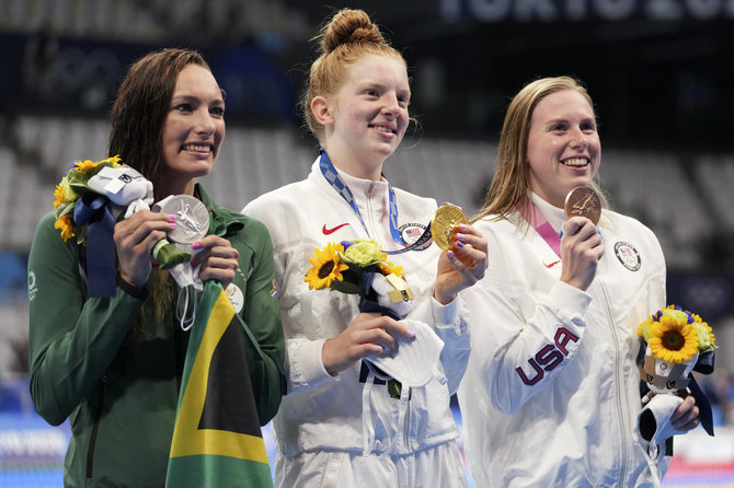 „Scanpix“ nuotr./Lydia Jacoby iškovojo olimpinį auksą. Sidabras atiteko Tatjanai Schoenmaker, o bronza - Lilly King (dešinėje). 