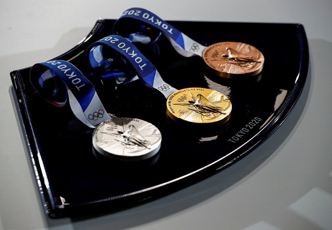 „Reuters“/„Scanpix“ nuotr./Olimpiniai medaliai Tokijuje: aukso, sidabro ir bronzos.