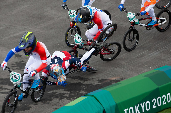 „Scanpix“ nuotr./BMX dviratininkas Connoras Fieldsas stipriai susižeidė per griuvimą Tokijo olimpinėse žaidynėse.