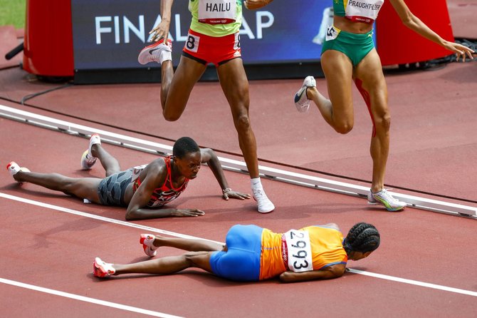 „Scanpix“ nuotr./Sifan Hassan griuvo 1500 m atrankoje, bet vis tiek laimėjo bėgimą.