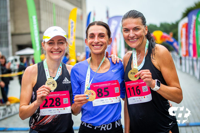 Roko Lukoševičiaus nuotr./Alytaus bėgimo varžybų akimirka. Loreta Kančytė (viduryje), Vaida Žūsinaitė (kairėje), Diana Labočevskė.