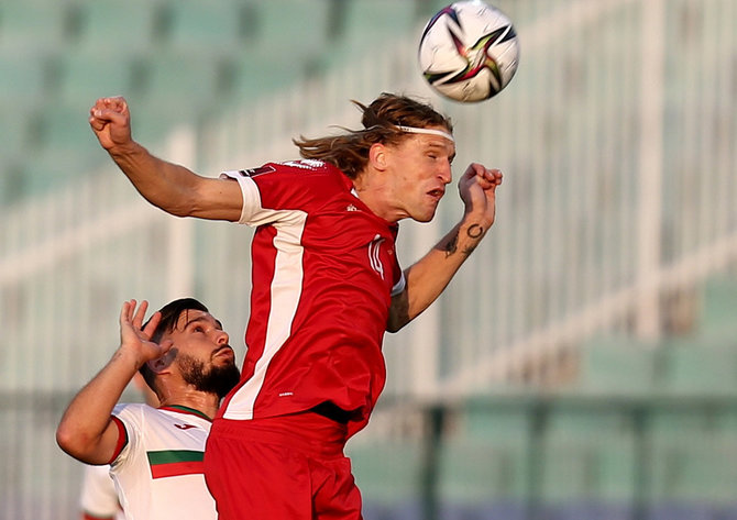 „Reuters“/„Scanpix“ nuotr./Lietuvos futbolo rinktinė Sofijoje 0:1 nusileido Bulgarijos rinktinei. Vykintas Slivka