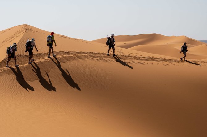 AFP/„Scanpix“ nuotr./Ultramaratonas Sacharos dykumoje 2021 metais.