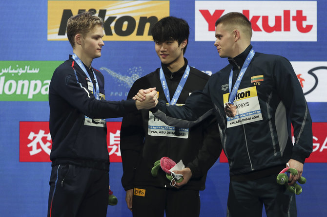 „Scanpix“/AP nuotr./Danas Rapšys (dešinėje) 200 m. finale tik 0,13 sek. atsiliko nuo čempionu tapusio Sunwoo Hwang'o.