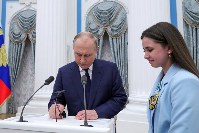 „Reuters“/„Scanpix“ nuotr./Vladimiras Putinas ir Kamila Valijeva per olimpiečių pasveikinimą Kremliuje.