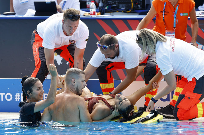 „Reuters“/„Scanpix“ nuotr./Anita Alvarez prarado sąmonę per sinchroninio plaukimo varžybas Budapešte.