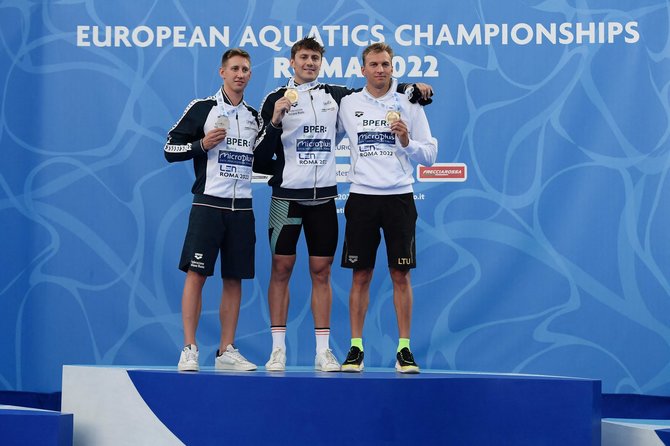 AFP/„Scanpix“ nuotr./Andrius Šidlauskas (dešinėje) iškovojo Europos čempionato bronzą. Auksą laimėjo Nicolo Martinenghi, bronzą - kitas italas Federeico Poggio.