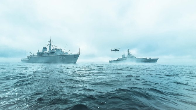 Asmeninio albumo nuotr./T.Naujokaičio mėgstama nuotrauka iš bendrų mokymų su britų „HMS Echo“ laivu ir KOP sraigtasparniu Baltijos jūroje esant -15 laipsnių temperatūrai.