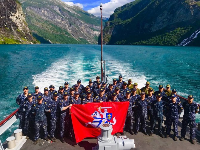 Asmeninio albumo nuotr./Priešmininio laivo „Kuršis“ įgula budėjimo NATO greito reagavimo pajėgose metu Norvegijos fjorduose.