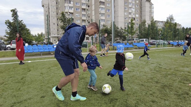 FK Ataka nuotr./Vilniaus futbolo klubas „Ataka“ į vaikų treniruotes įtraukė ir tėvelius.