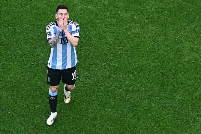 „Scanpix“ nuotr./Saudo Arabija švenčia įvartį rungtynėse su Argentina. L.Messi priblokštas.