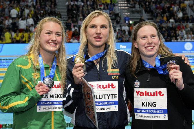 „Scanpix“/AP nuotr./Rūta Meilutytė pasaulio čempionate laimėjo auksą. Sidabrą pelnė Lara van Niekerk (kairėje), o bronzą – Lilly King.