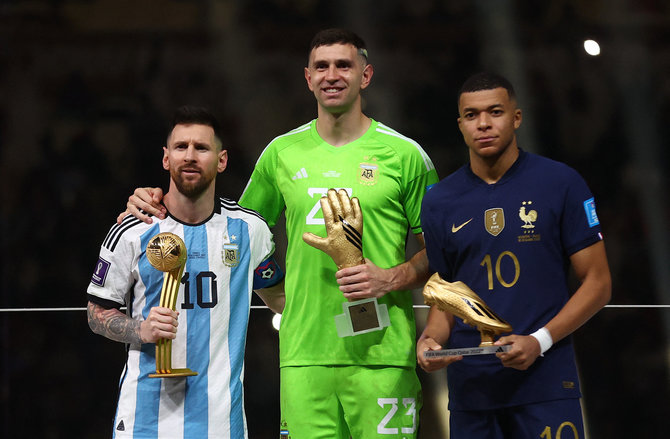 „Reuters“/„Scanpix“ nuotr./L.Messi, E.Martinezas ir K.Mbappe su prizais, skirtais atitinkamai geriausiam turnyro žaidėjui, geriausiam vartininkui ir rezultatyviausiam žaidėjui.