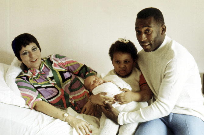 „Scanpix“ nuotr./Brazilijos futbolo legenda Pele ir jo pirmoji žmona Rosemeri, dukra Kelly ir tik gimęs sūnus Edsonas 1976 metais.