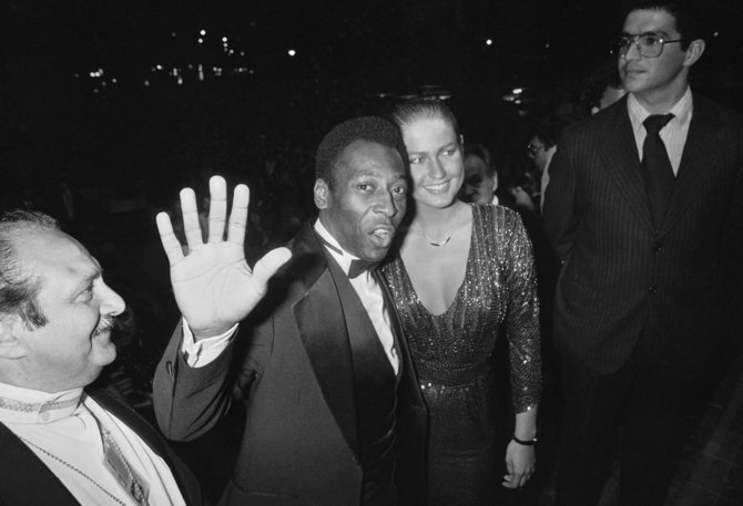 „Scanpix“ nuotr./Brazilijos futbolo legenda Pele šešerius metus susitikinėjo su Brazilijos šou žvaigžde Xuxa.