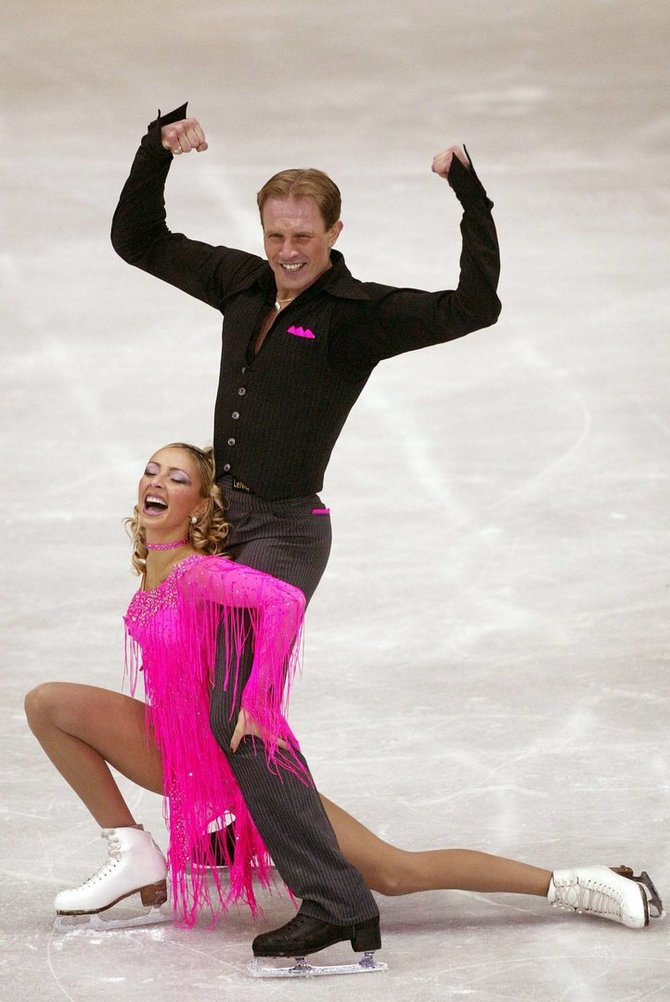 „Scanpix“ nuotr./Romanas Kostomarovas 2006 metais olimpinėse žaidynėse laimėjo auksą čiuoždamas poroje su Tatjana Navka.