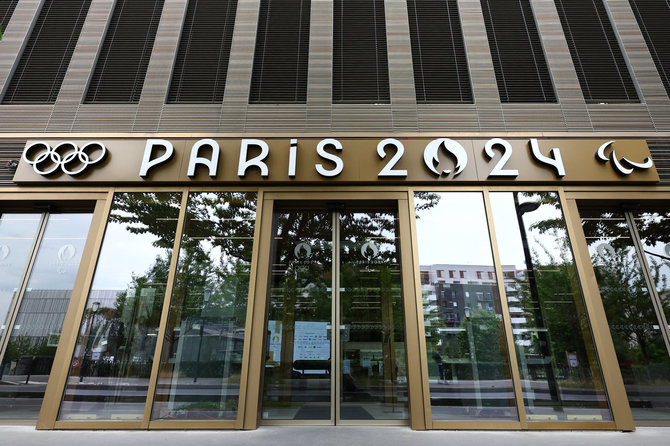 „Reuters“/„Scanpix“ nuotr./Policija atliko kratas Paryžiaus olimpinių žaidynių rengėjų būstinėse.