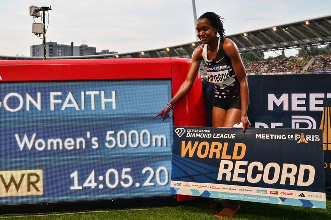 Faith Kipyegon džiaugiasi 5000 m bėgimo pasaulio rekordu.