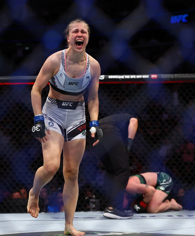 „Reuters“/„Scanpix“ nuotr./Julija Stoliarenko per UFC kovą Londone įveikė britę Molly McCann.