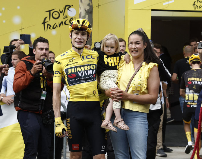 „Scanpix“ nuotr./Jonas Vingegaardas triumfavo "Tour de France" lenktynėse. Džiaugiasi su žmona ir dukra.