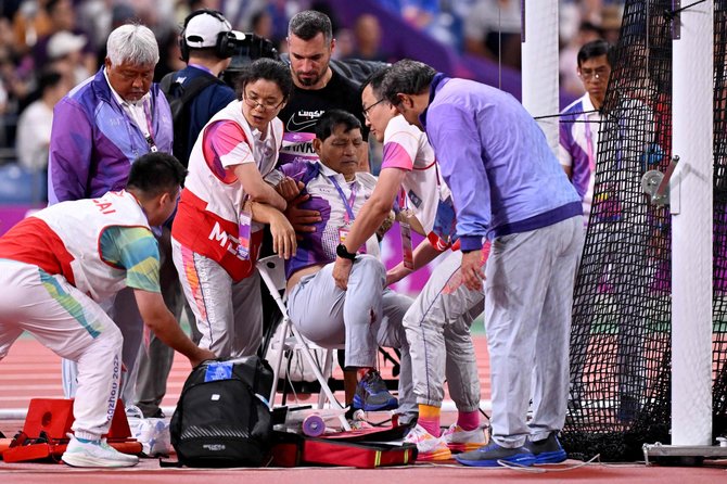 AFP/„Scanpix“ nuotr./Azijos žaidynėse incidentas – Ali Zankawi paleistas kūjis sužeidė teisėją.