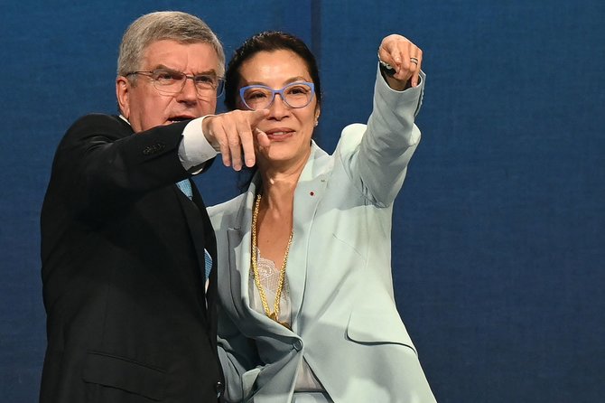 AFP/„Scanpix“ nuotr./Malaizijos aktorė Michelle Yeoh ir IOC prezidentas Thomasas Bachas.