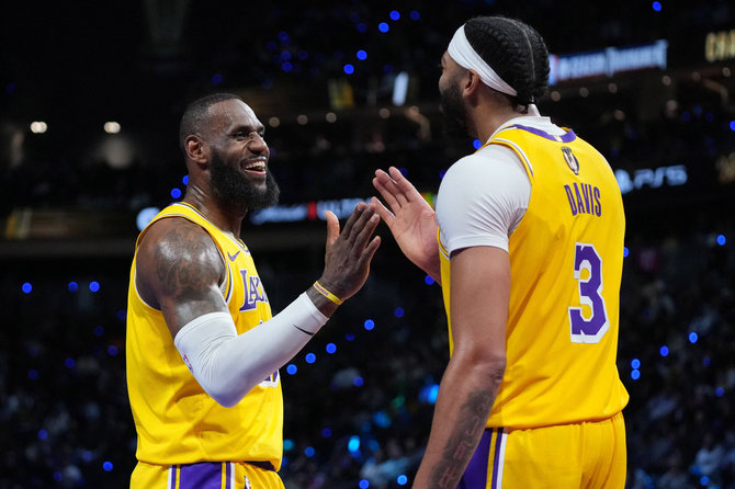 „Scanpix“ nuotr./LeBronas Jamesas ir Anthony Davisas su „Los Angeles Lakers“ laimėjo pirmąjį NBA taurės turnyrą.
