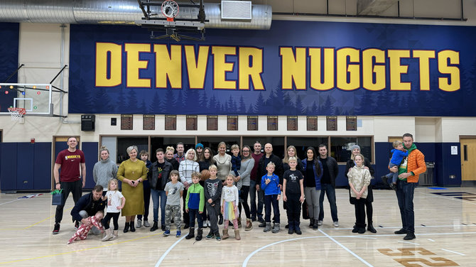 Kolorado lietuvių šeimos lankėsi „Denver Nugggets“ klube, kuriame dirba Tomas Balčėtis. 