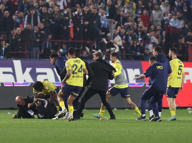Vida Press nuotr./Trabzone po mačo tarp „Trabzonspor“ ir „Fenerbahče“, šeimininkų sirgaliai užpuolė svečių žaidėjus.