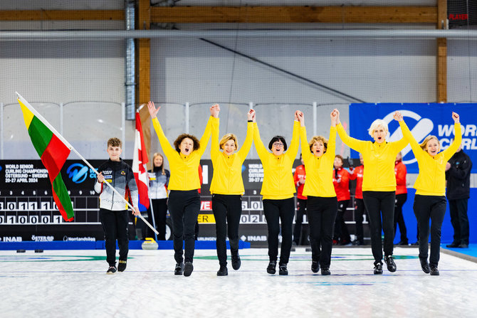 „World Curling“ nuotr./Lietuvos moterų kerlingo komanda pasaulio senjorų čempionate pelnė sidabro medalius.