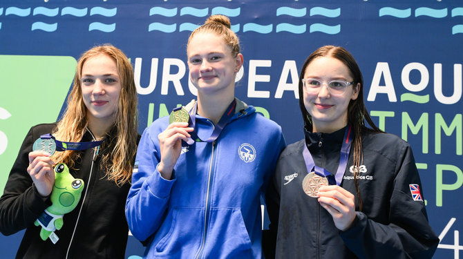 Dariaus Kibirkščio/LTU Aquatic nuotr./Europos jaunimo plaukimo čempionato Lazdynų baseine akimirka. Smiltė Plytnykaitė (kairėje), Eneli Jefimova (viduryje).