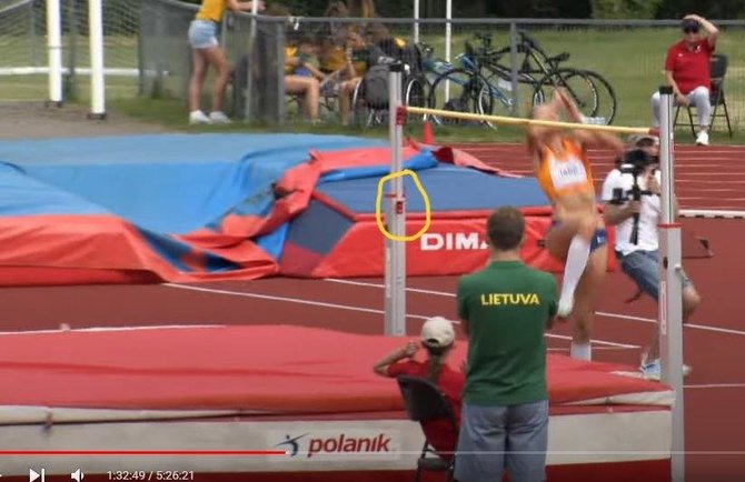 Stop kadras/Anot kelių lengvosios atletikos specialistų, vaizdo įrašą darytus kadrus galima numanyti, kad stovo ir apatinės kartelės laikiklis nebuvo lygiagrečiai, o tai kelia įtarimus, kad aukštis galėjo būti žemesnis nei 197 cm.