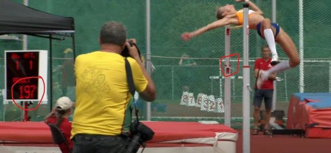 Stop kadras/Anot kelių lengvosios atletikos specialistų, vaizdo įrašą darytus kadrus galima numanyti, kad stovo ir apatinės kartelės laikiklis nebuvo lygiagrečiai, o tai kelia įtarimus, kad aukštis galėjo būti žemesnis nei 197 cm.